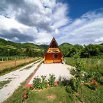 Pyramid Energy House 비소코